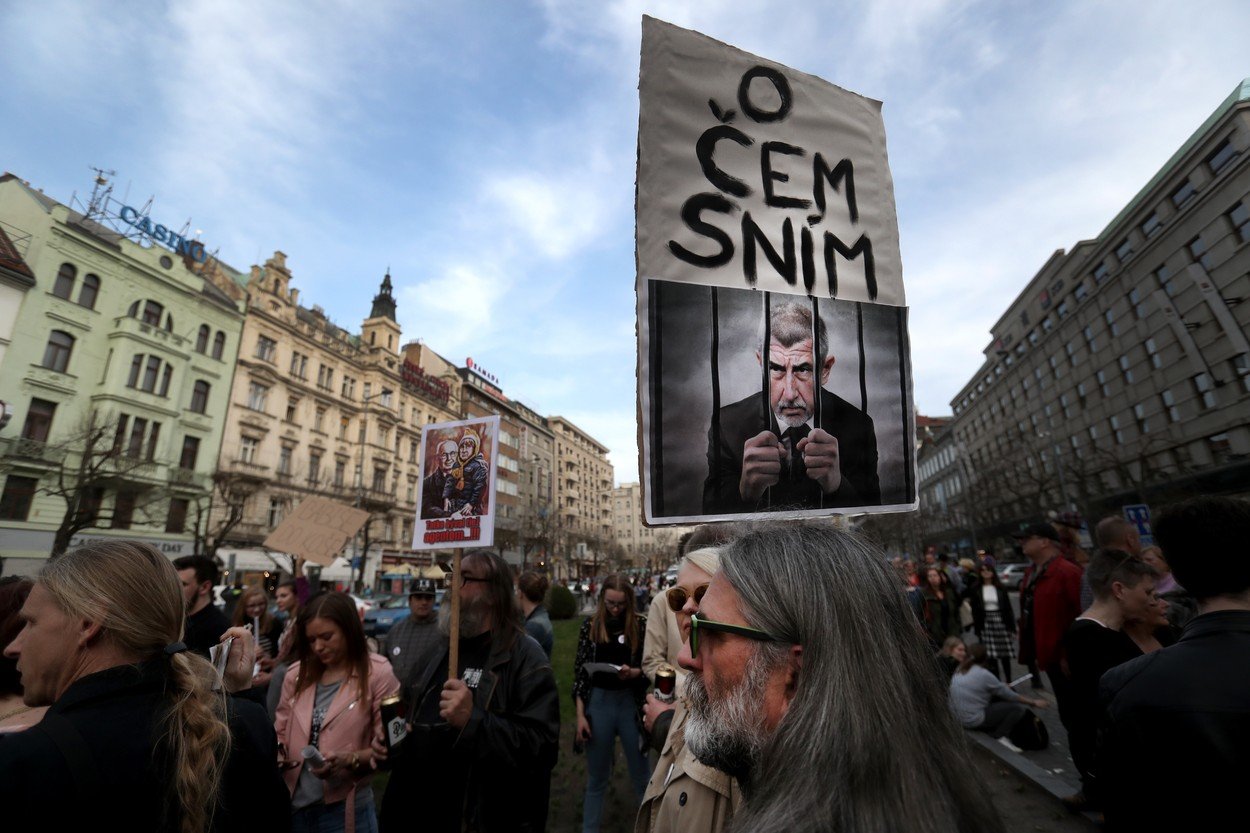 Policie natáčí demonstranty proti Babišovi. Důvod říct nechce. Rozhodl tak prý velitel