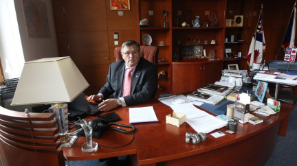 Piráti brojí proti hromadění funkcí: Jeden politik, jeden plat