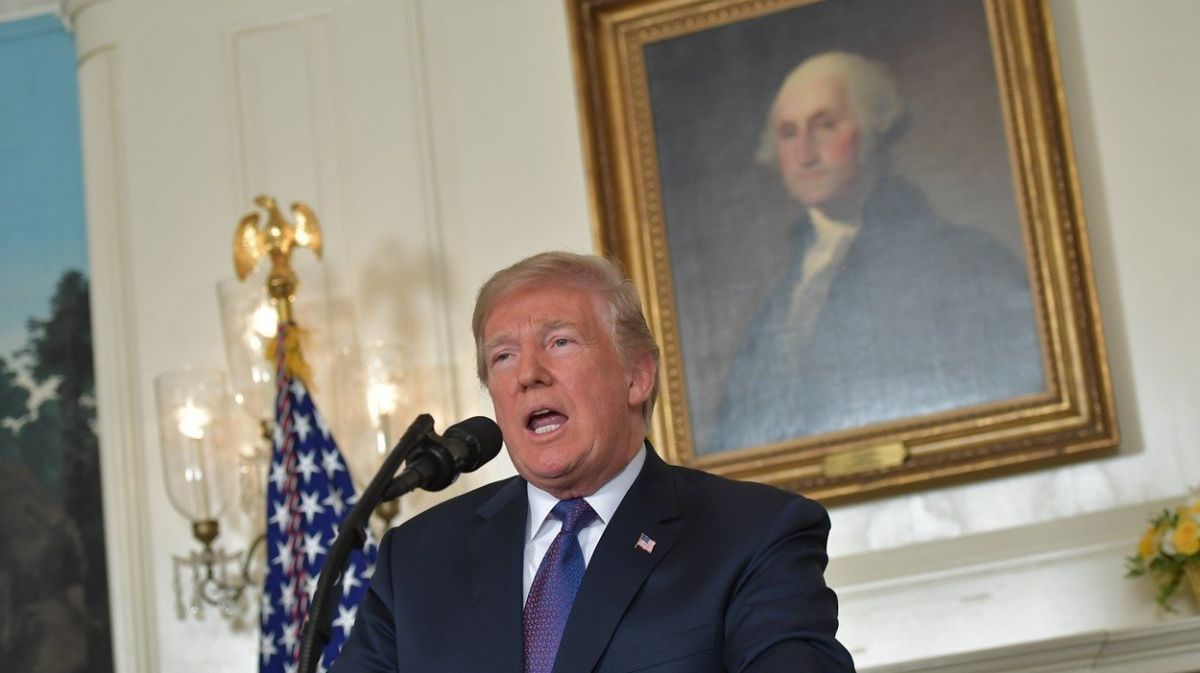 Trump chce brzy stáhnout vojáky ze Sýrie. Macron mu to rozmlouvá