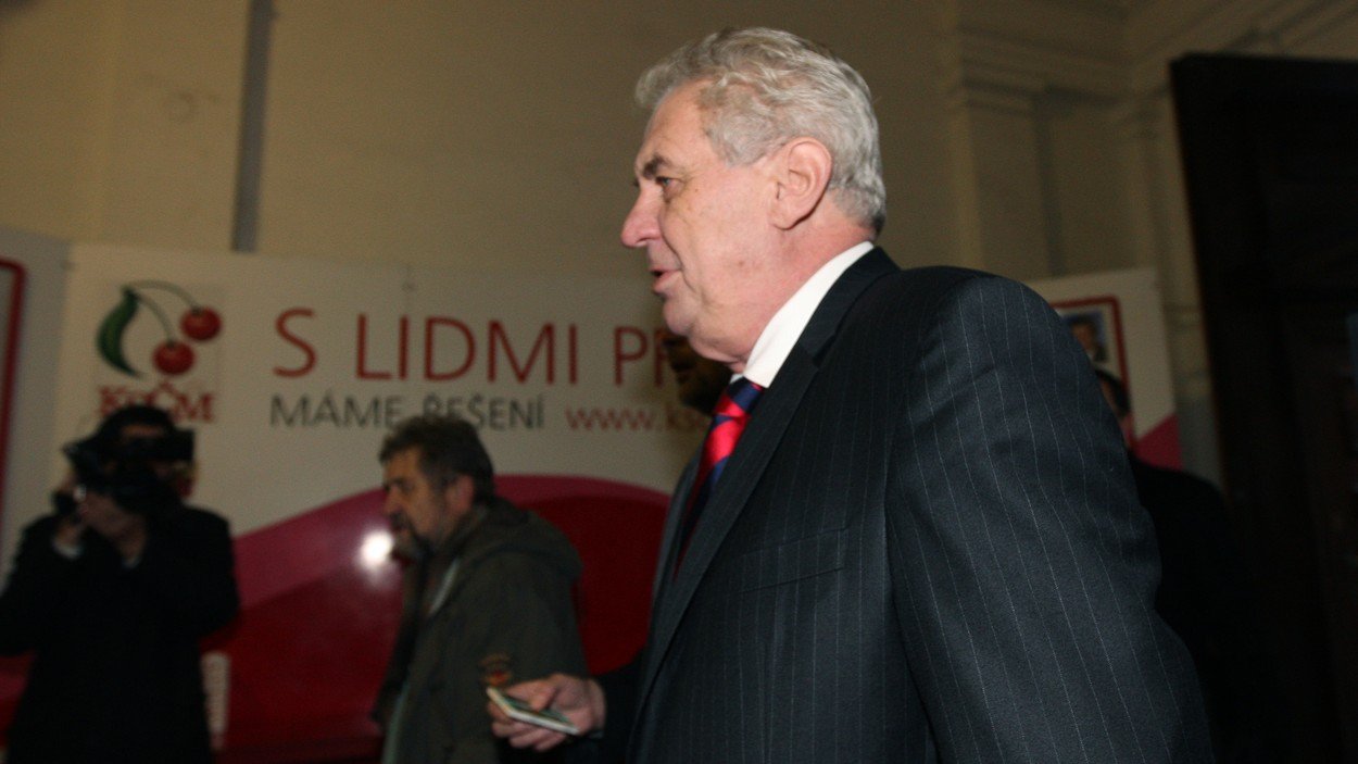 Komunisté jsou nebezpečnější než fašisté, říkal Zeman. Odnes' to čas