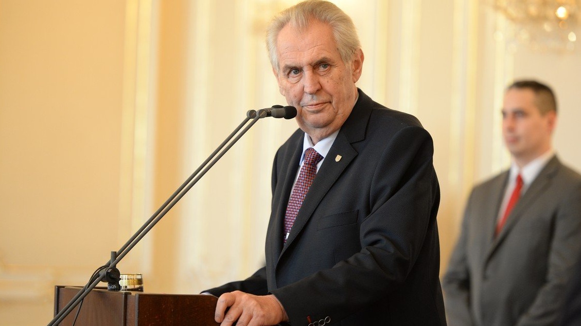 Zeman na sjezdu apeloval na komunisty, venku protestovaly stovky lidí