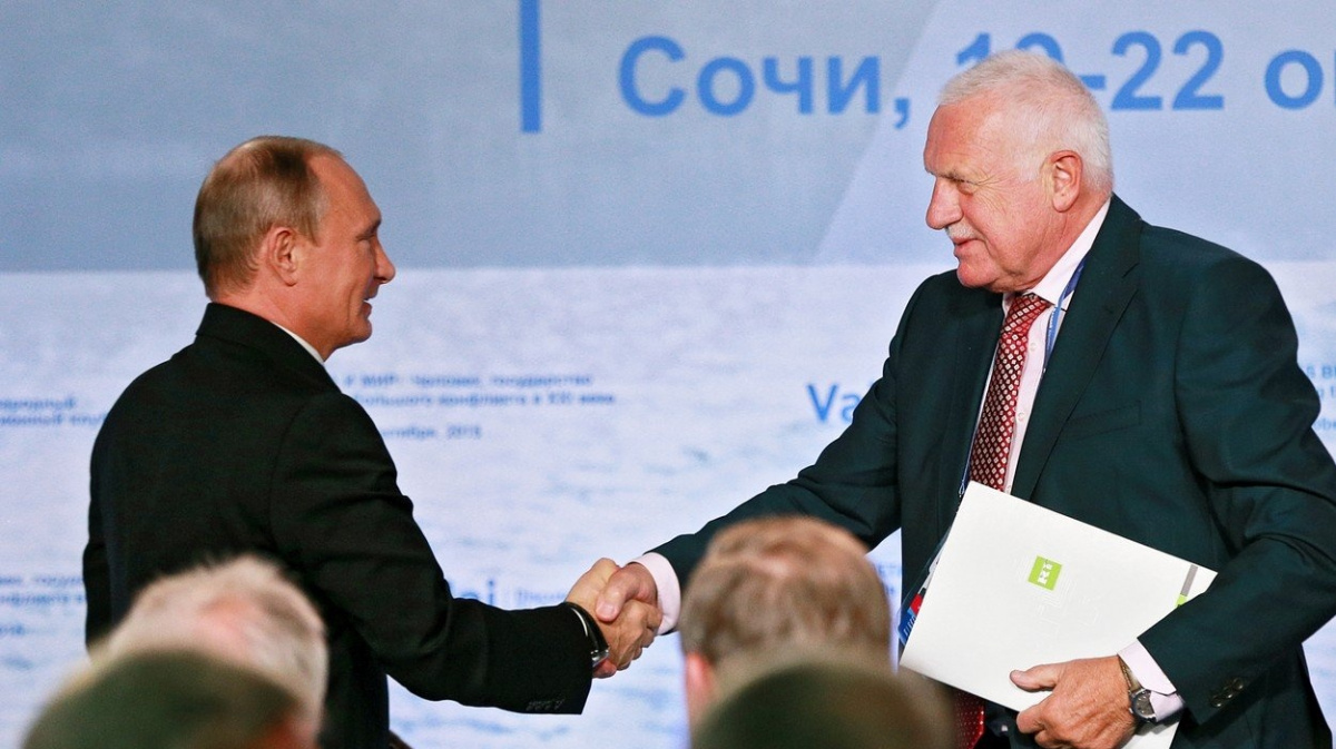 Rusko loví v Evropě lobbisty mezi vysloužilými politiky. Česko chce systém 'otáčivých dveří' přibouchnout