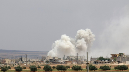 Další útok na syrské základny nepřežilo 26 lidí. Kdo však poslal rakety?