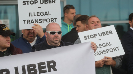 Aktualizováno: Taxikáře pobuřuje dohoda vlády a Uberu. Nechápu, vzkázal premiér
