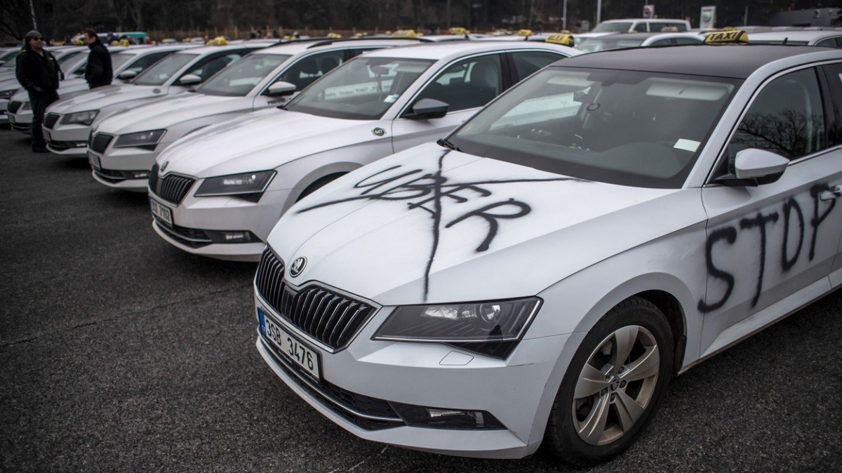 Babiš podpořil taxikáře proti Uberu. Dodržujte vládní dohodu, vzkázal