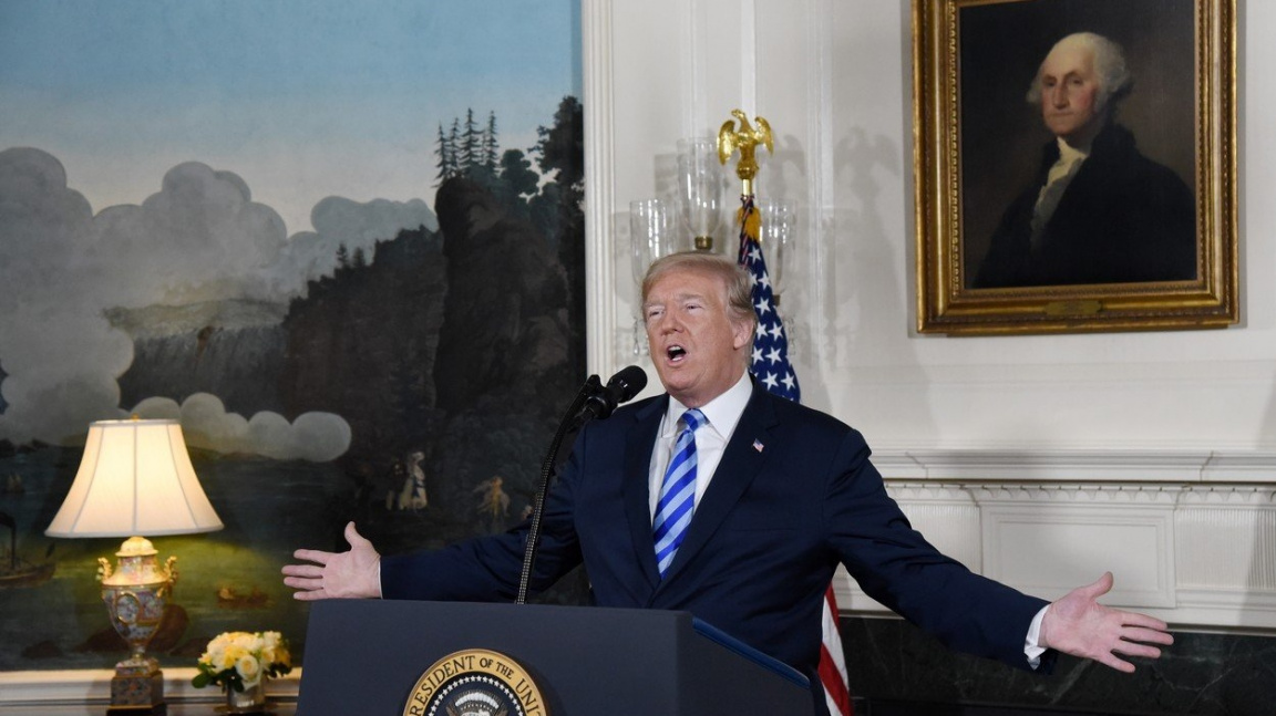 Jaderná dohoda s Íránem byla shnilá, hlásil Trump. Slíbil sankce a varoval ostatní státy