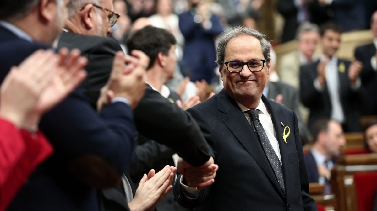 Katalánsko má konečně premiéra. Separatistu, ale nestíhaného