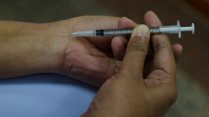 Stále více dětí bojuje se závislostí. Pomoci se jim nedostává