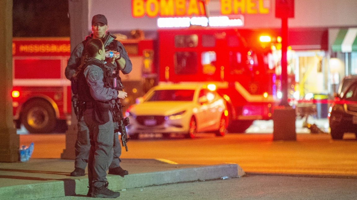 Bomba v Torontu zranila 15 lidí. Policie stíhá dvojici pachatelů