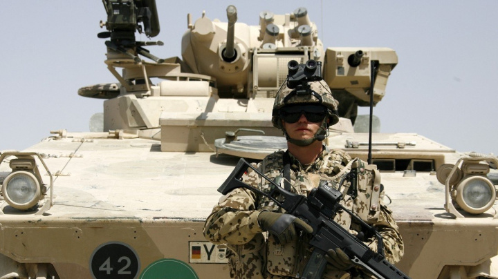 Němci sešrotují tanky a ovládnou nás eurem. Dá se tomu věřit?