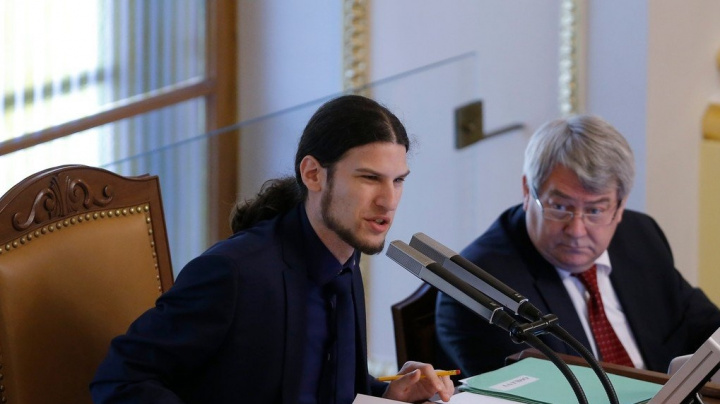 Jsou Piráti ňoumové a je v pořádku vyznamenávat bolševiky?