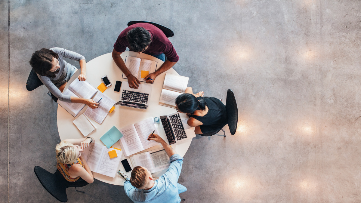 Brusel chce nasypat víc peněz do Erasmu. Představil i návrh sociálních fondů