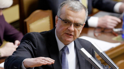 Aktualizováno: Poslanci odpískali jednání o novičoku. A pak se pohádali