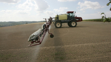 Stát dotuje eurofondy velké agrofirmy, na malé se nedostává, zjistil NKÚ