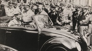 Adolf Hitler při inspekci volkswagenu vyrobeného v roce 1937 ve Stuttgartu