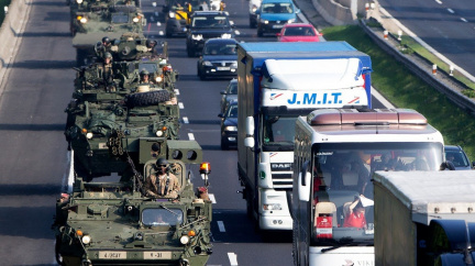 Americkým konvojům nebude stát nic v cestě. EU a NATO odstraní překážky