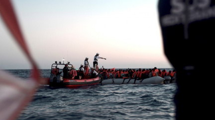 Migranty Itálie nechtěla, jejich přepravu do Španělska ale zařídí