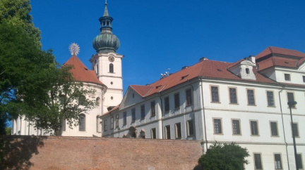 Tam, kde 40 let sídlila sledovačka StB, je opravený klášter. A znovu se o něj zajímají komunisti