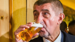 Komentář: Bez peněz do hospody nelez. Vládnout ale můžeš na sekeru jako Babiš