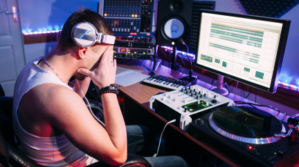 Nový lék na nespavost? Zkuste naladit speciální rádio pro nespavce