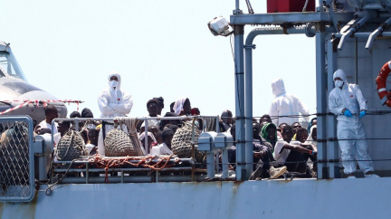 Pašeráci lidí reagují na záchranou misi. Migranty namíří do Španělska