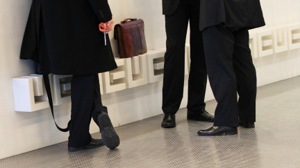 Valná hromada ČEZ: komunista do dozorčí rady, dělení firmy, peníze pro šéfy a nepříjemné otázky