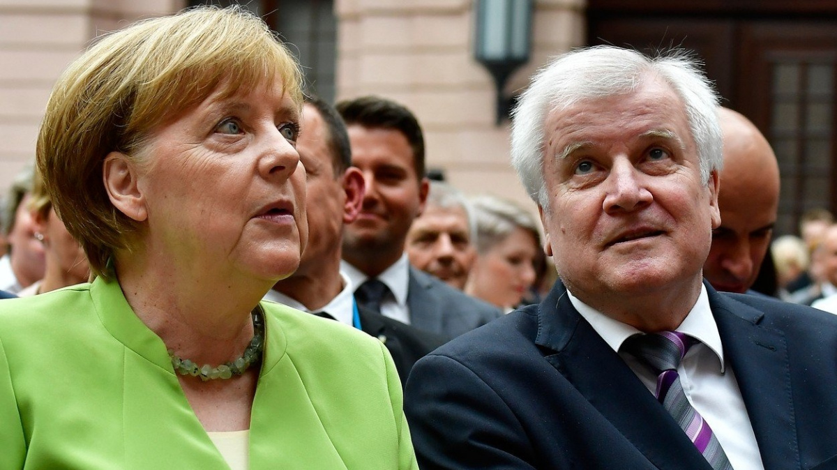 Migrace uvrhla německou vládu do krize, dští kancléřka. Nesmysl, tvrdí Seehofer