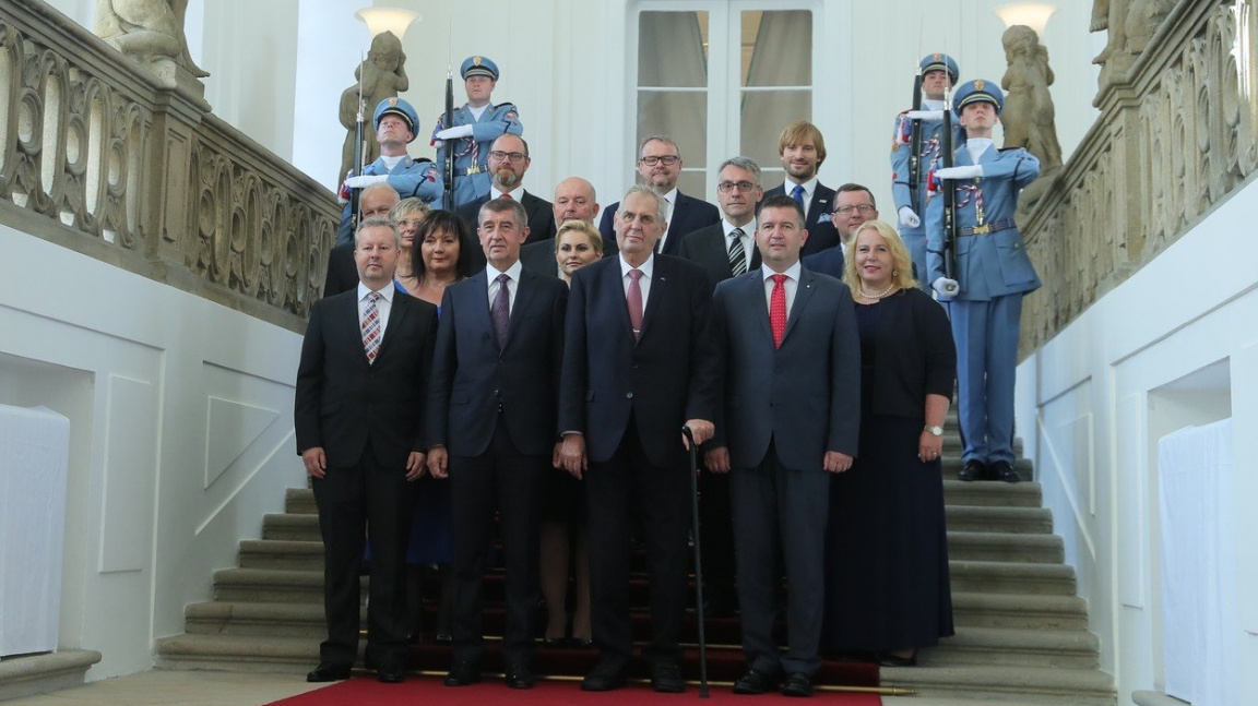 Zeman jmenoval druhou Babišovu vládu. Poche v ní není