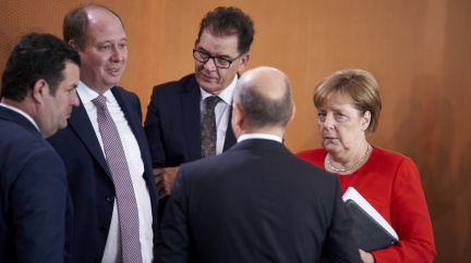 Německá vláda se kvůli migraci otřásá dál. Nepomohla už ani schůze nejvyšších