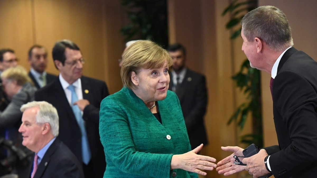 Mám přísliby o navracení migrantů z hranic, tvrdí Merkelová. Babiš to popřel