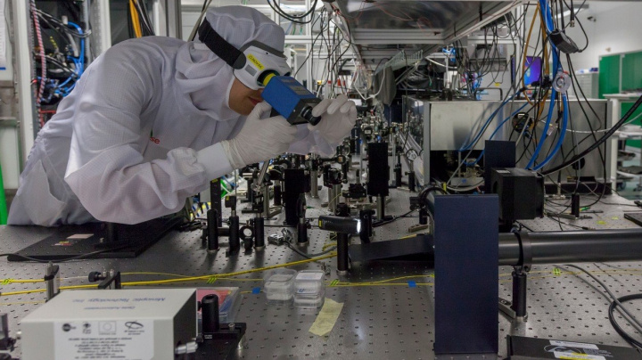 V Česku spustili supervýkonný laser, může otevřít novou oblast výzkumu