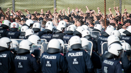 Merkelová ustoupila, tranzitní centra budou. Rakousko reaguje ochranou jižní hranice