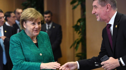 'Konec tahání migrantů do Evropy'. I tak komentují čeští politici německou dohodu