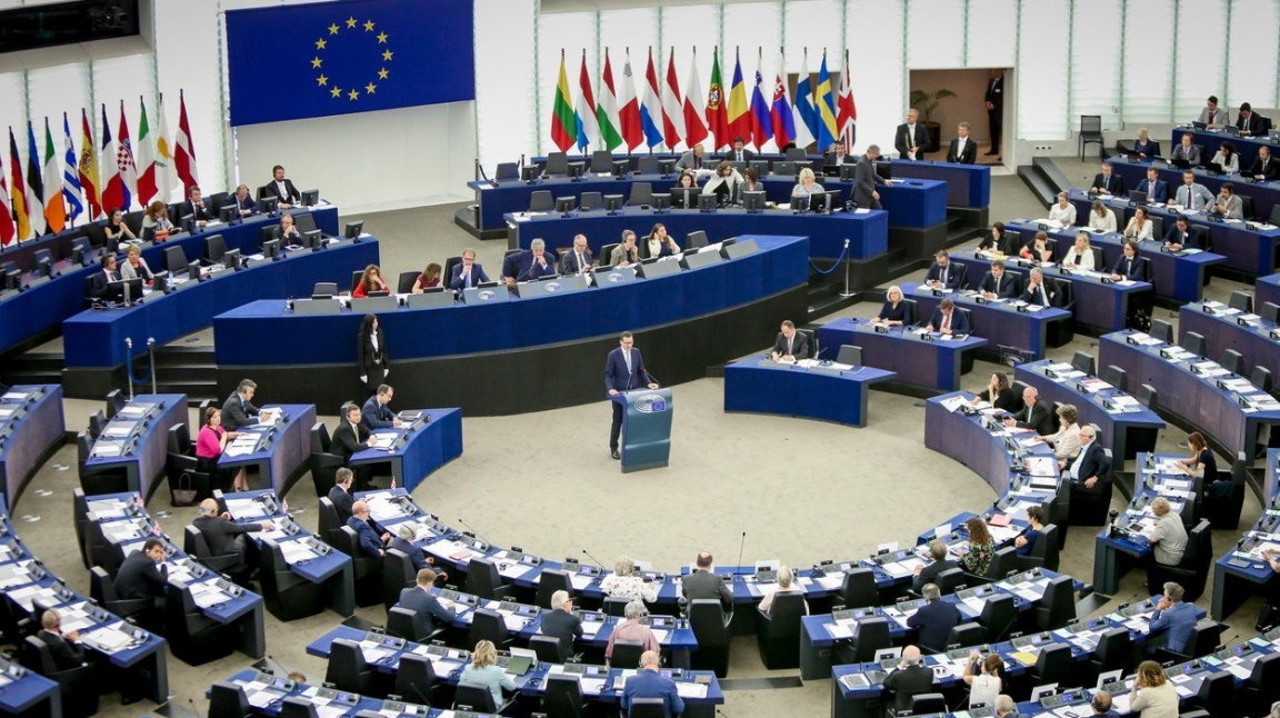 Europoslanci rožnili polského premiéra kvůli soudním čistkám
