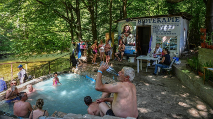 Koupal se v nich prý Herkules, nyní rozpadlou perlu Rumunska zachraňují studenti