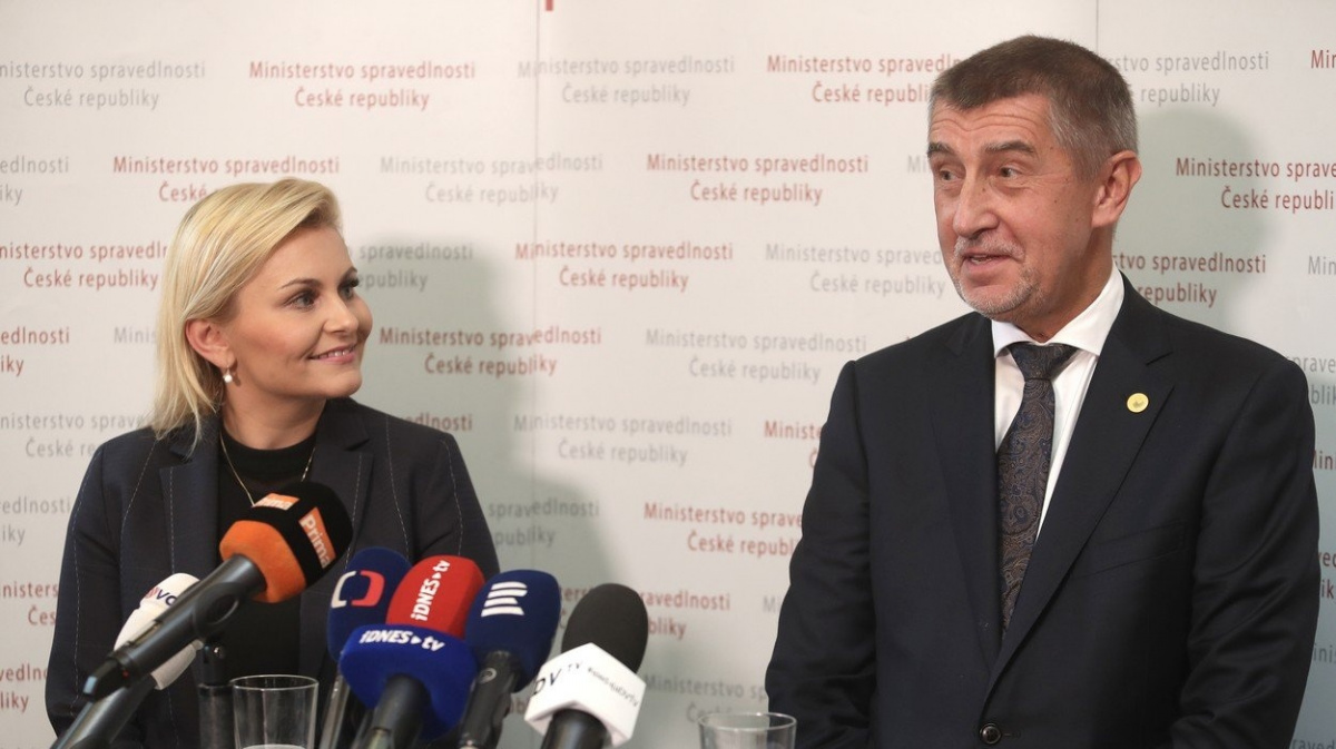 Malá ve vládě končí, ČSSD stále trvá na Pochem