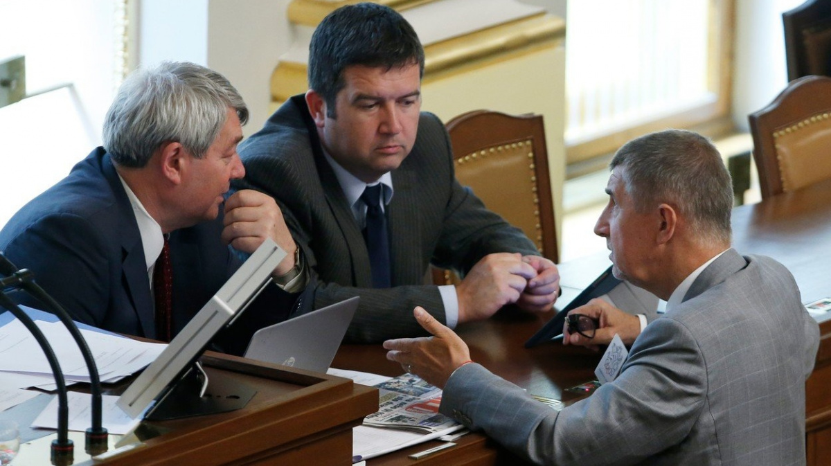 Lídři ANO a ČSSD podepsali koaliční smlouvu. Chci tým, hlásí Babiš