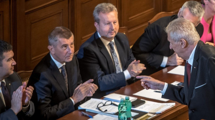 Vláda podpořená komunisty dostala důvěru. Česko bude zaostávat, míní opozice