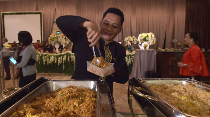 Svatební rozmařilost pomáhá chudým. Dostávají zbytky delikates