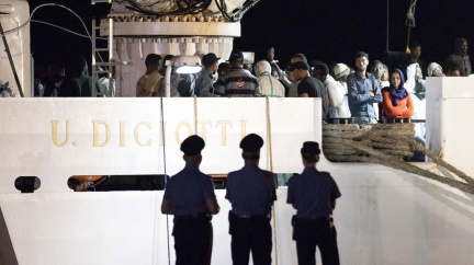 Uprchlický 'horký brambor' končí na Sicílii. Babiš solidaritu odmítl