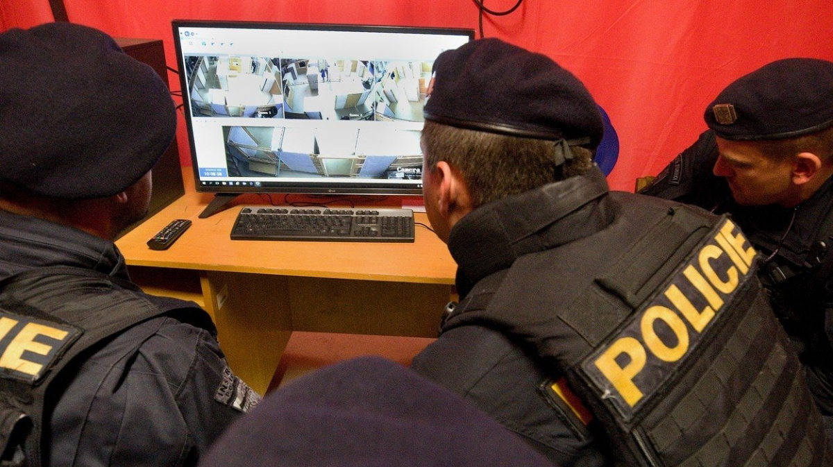 Stát bobtná a dál nabírá nové lidi: policisty, vojáky, učitele i berní úředníky. Rostou i jejich platy