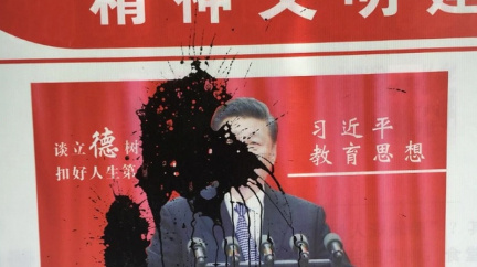 Dívka polila inkoustem plakát čínského vůdce Si Ťin-pchinga. Zmizela i s otcem