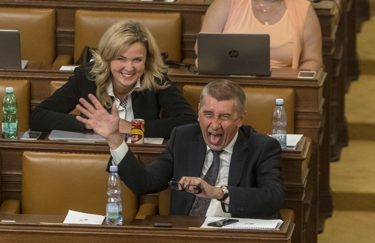 Neopíšeš, nesesmilníš, nezalžeš. Zábavné desatero Babišovy vlády
