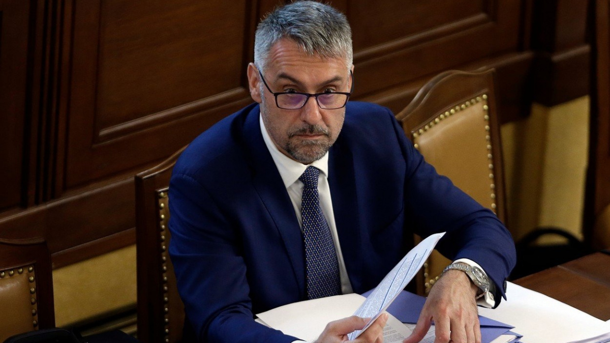 Skončí další ministr? Podivnou diplomku má prý i Metnar