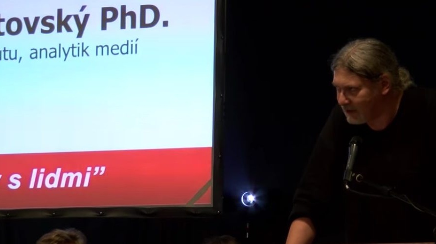 Petr Žantovský na hraně zákona. Manželku 'vyřešil', o jeho setrvání v Radě ČTK rozhodnou poslanci