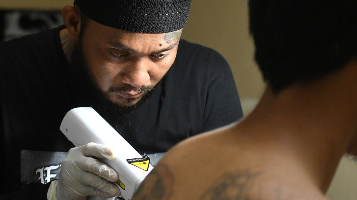 Odstraňuje tetování, aby se lidé zbavili hříchu. Nechá si 'platit' verši z Koránu