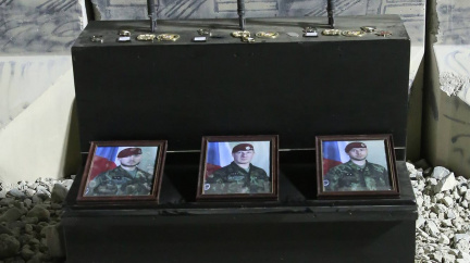 Padlí vojáci z Afghánistánu byli povýšeni. Jejich pozůstatky doprovodí gripeny