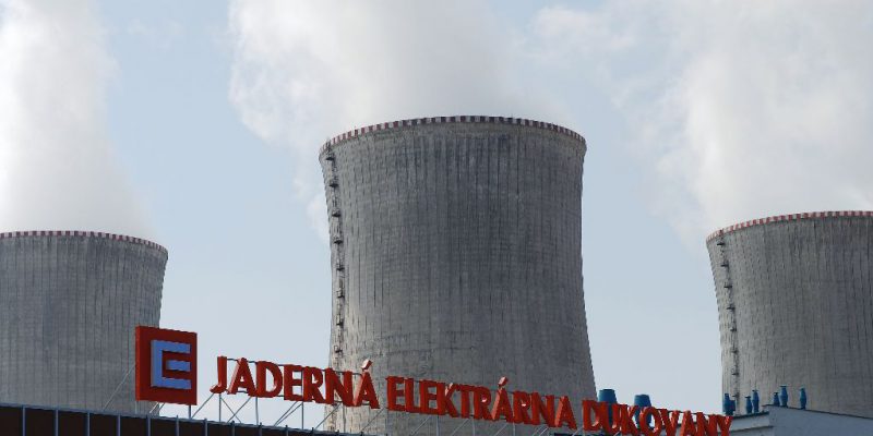 Jaderné elektrárny v Německu nestíhají chladit, omezují výrobu. ČEZ problémy s vodou nehlásí