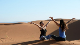 Jóga jako zaklínadlo: Otevření čaker zákazníkům slibují řasenky, ale i sportovní značky