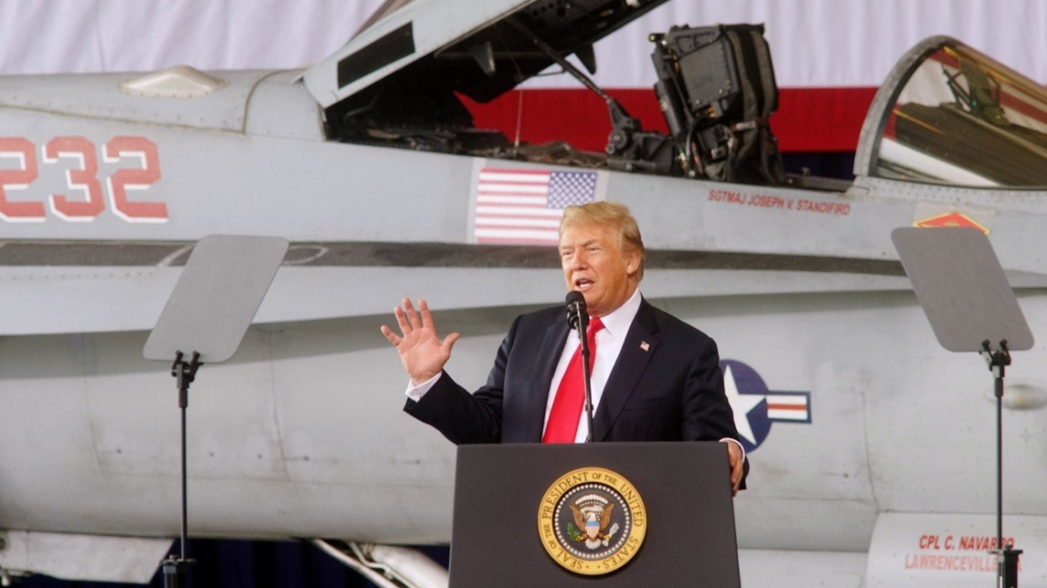 Trump rekordně navýšil armádní rozpočet. I kvůli boji ve vesmíru